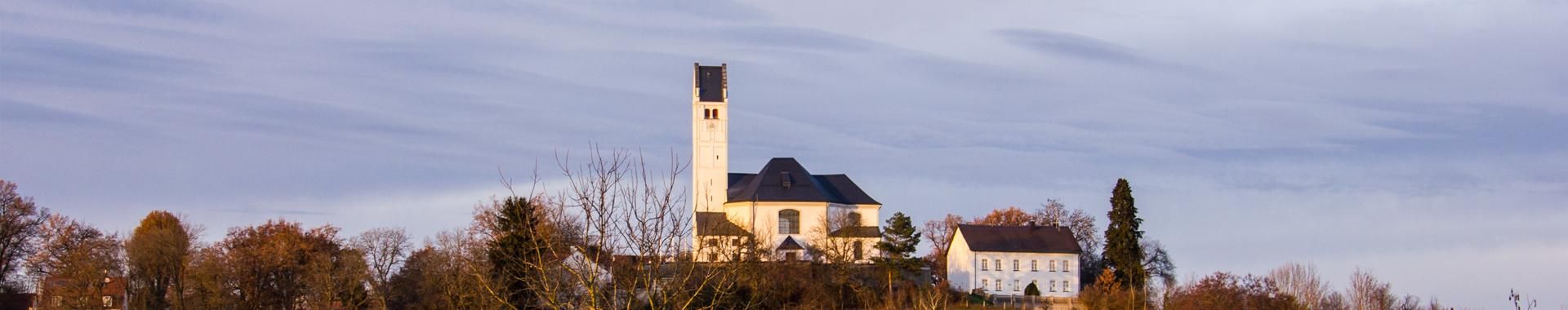 blick auf die kirche von bergkirchen