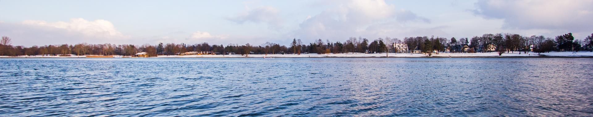 blick auf einen see in karlsfeld