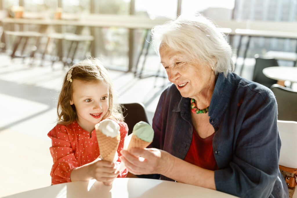 oma und enkelin essen eis