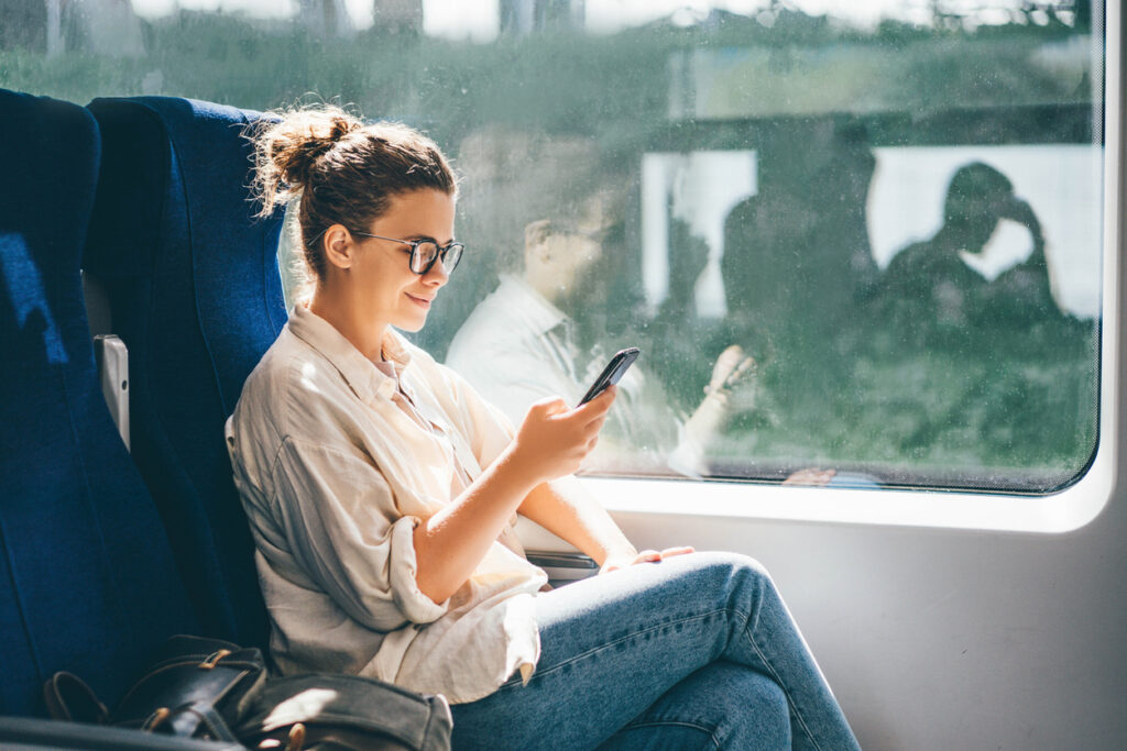 frau mit smartphone in sbahn