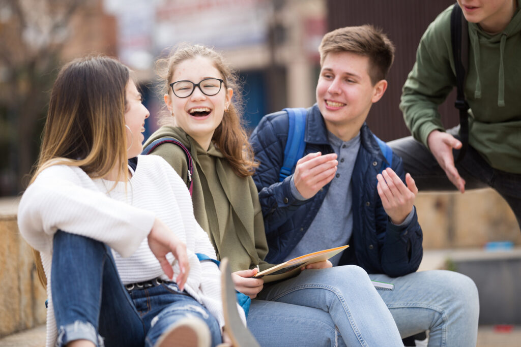 gruppe von drei schulkindern